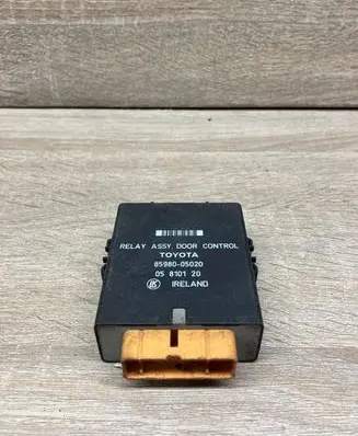 Toyota Carina T190 Door control unit/module 8598005020 05810120
