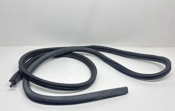 Volkswagen Golf V Front door rubber seal 1K5867911