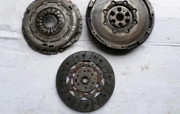 Volkswagen PASSAT B7 Pressure plate 03L105266BK
