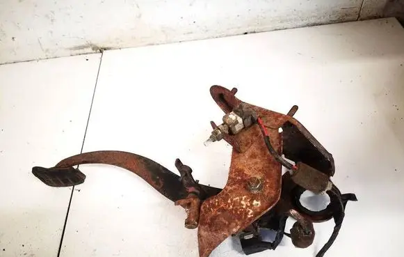Hyundai Lantra I Clutch pedal 