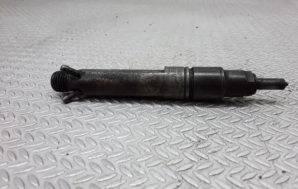 Audi A6 S6 C4 4A Fuel injector 046130201B
