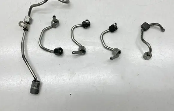 Fuel injector supply line/pipe