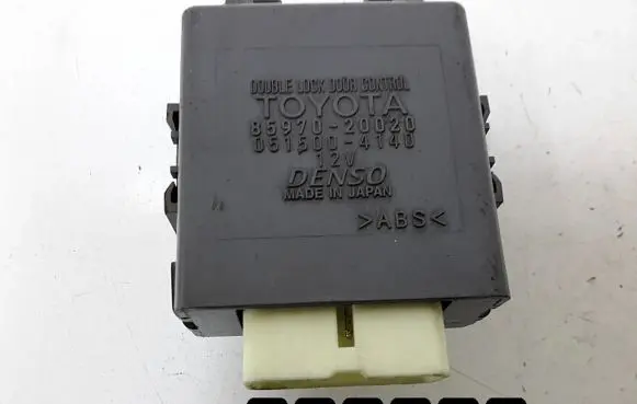 Toyota Avensis T270 Door central lock control unit/module 