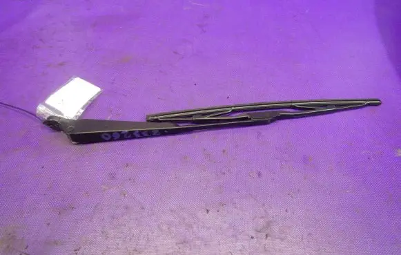 Rear wiper blade arm