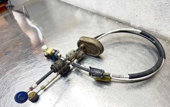Opel Insignia A Gear shift cable linkage 55560991
