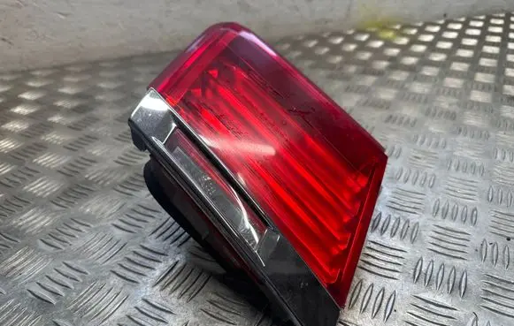 Tailgate rear/tail lights