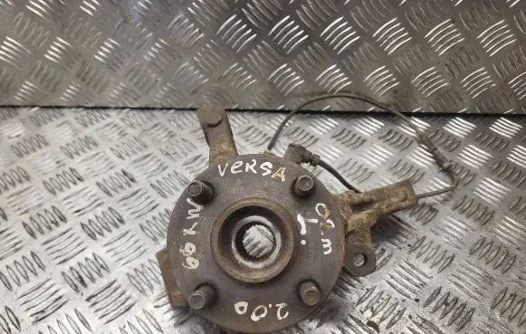 Toyota Corolla Verso E121 Front wheel hub