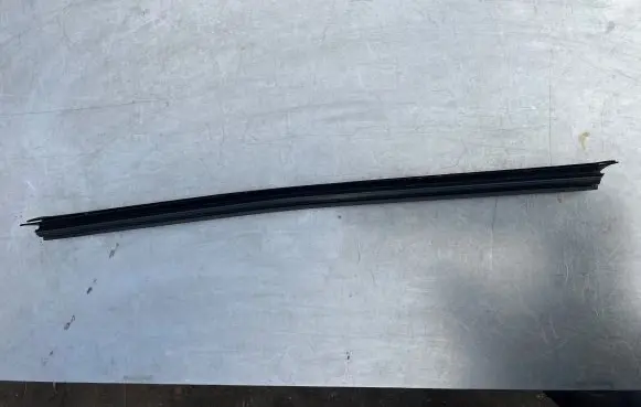 Seat Leon (1P) Rubber seal front door window/glass 1P08379471