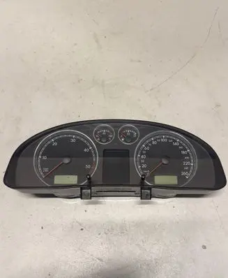 Volkswagen PASSAT B5.5 Speedometer (instrument cluster) 110080199 789022 WW830M30V