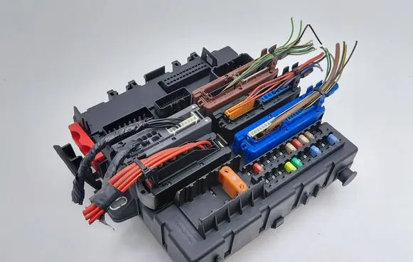 Opel Vectra C Fuse module 13205779 13205779FU 519167001