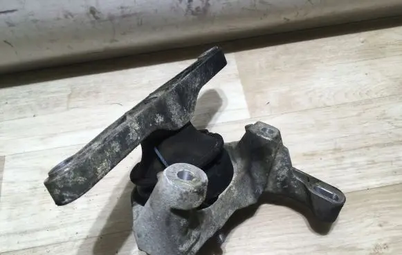 Volvo C70 Engine mount bracket 1593094662