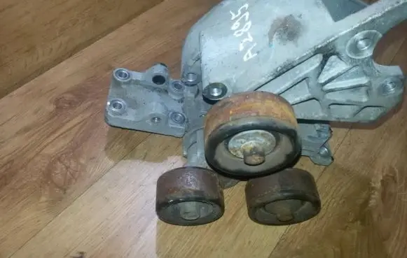 Hyundai Sonata Generator/alternator belt tensioner 2528125000 25281-25000