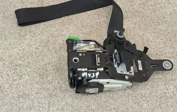 Mercedes-Benz C W204 Front seatbelt 620380300 012R0000 A2048601786