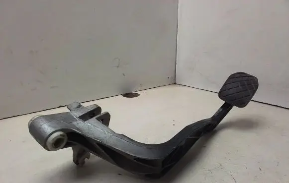 Volkswagen PASSAT B5.5 Clutch pedal 8D1721316G