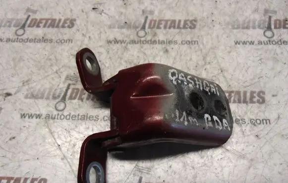 Nissan Qashqai+2 Rear door lower hinge