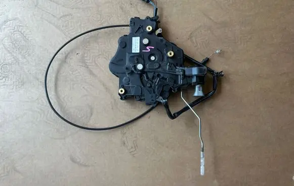 Volkswagen Transporter - Caravelle T5 Sliding door lock 7H0843654CD