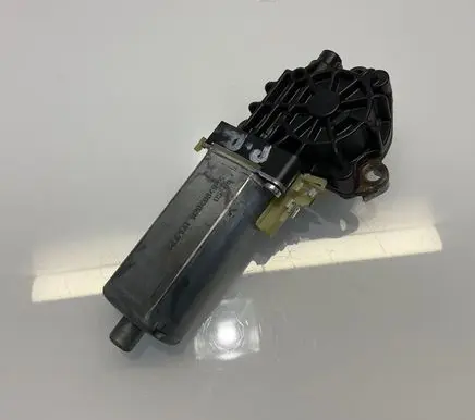 Mercedes-Benz CLS C219 Seat adjustment motor 0390203003