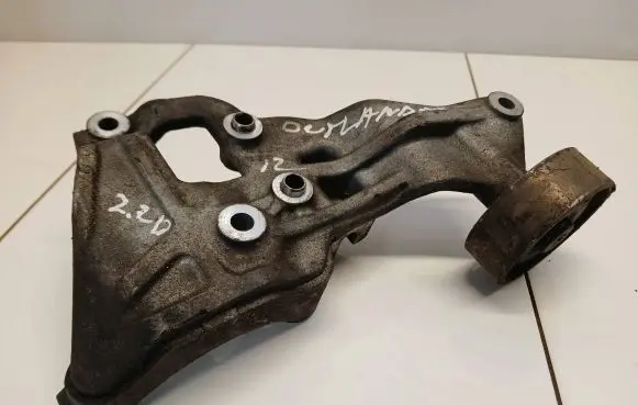 Mitsubishi Outlander Generator/alternator bracket 1801A061