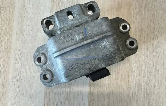 Volkswagen Golf VI Engine mount bracket 1K0199555N