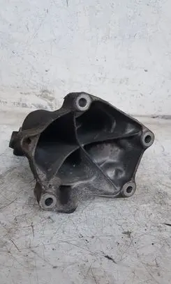 Mercedes-Benz E W212 Engine mounting bracket