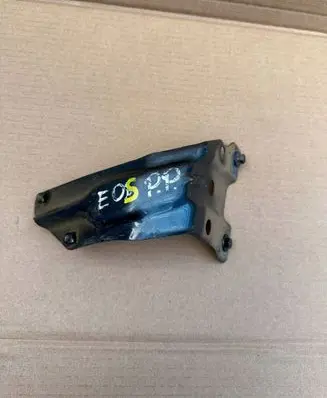 Volkswagen Eos Fender mounting bracket 1Q0821136