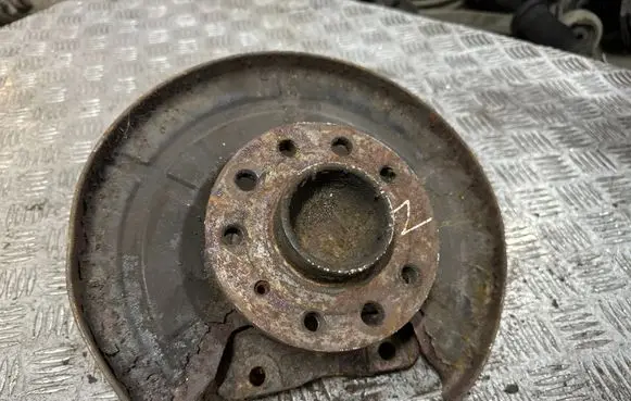 Rear wheel hub