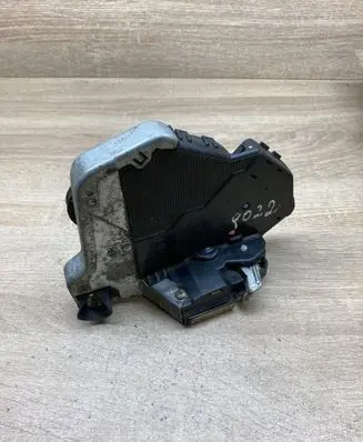 Toyota Avensis T270 Rear door lock 4J0704