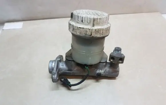 Mitsubishi Pajero Sport I Brake fluid reservoir 