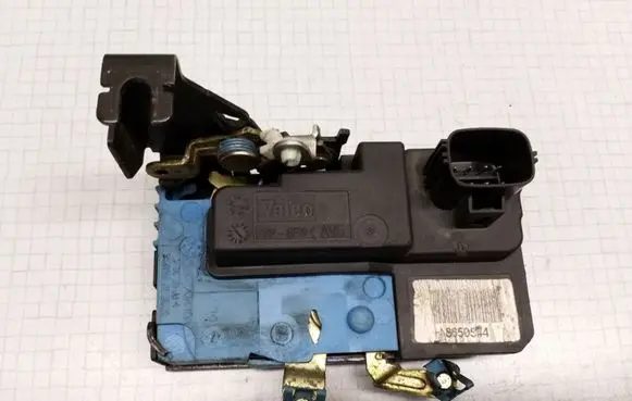 Volvo V70 Front door lock 8650544