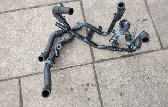 Engine coolant pipe/hose