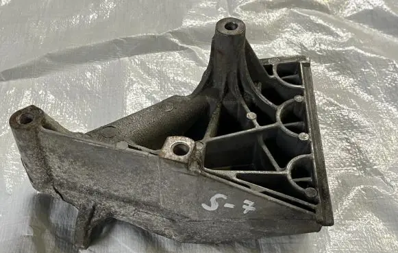 Skoda Fabia Mk2 (5J) Engine mounting bracket 03L199207A V200KTS31 A1S19003