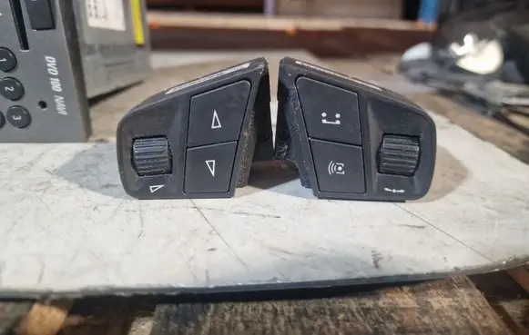 Steering wheel buttons/switches
