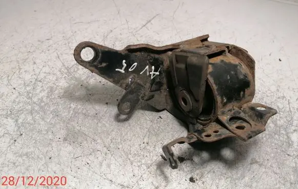 Toyota Avensis T250 Engine mount bracket