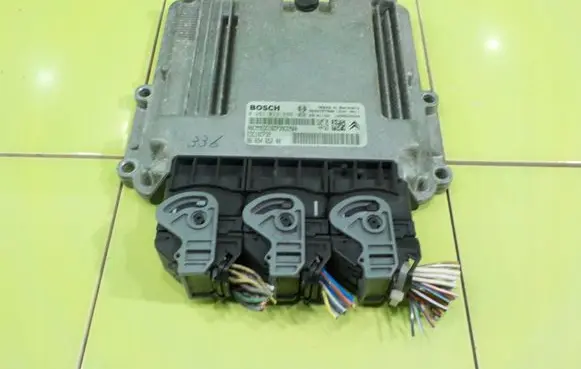 Renault Megane III Engine control unit/module 0281013666