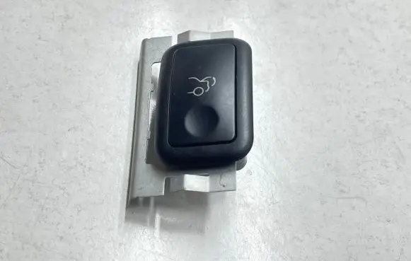 Mercedes-Benz C W204 Tailgate opening switch A2048707051 03152610