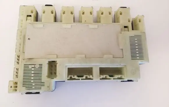 Renault Clio II Fuse module 4516084 216566147A