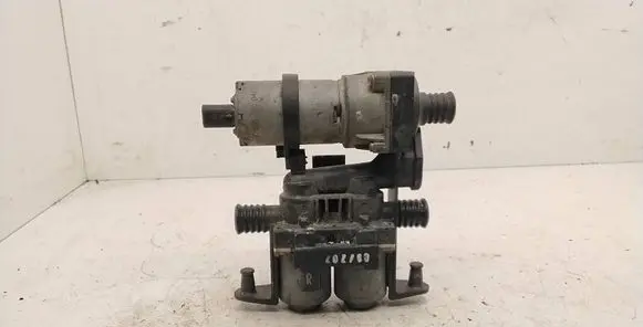 BMW 5 E39 Coolant heater control valve 8374994 1147412135