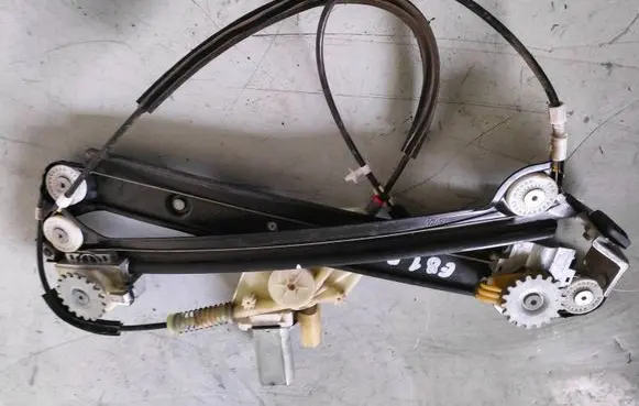 BMW 1 E81 E87 Front door window regulator with motor 