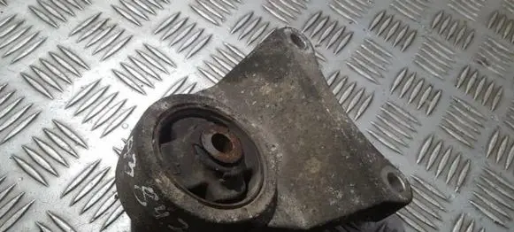 Toyota RAV 4 (XA30) Engine mount bracket