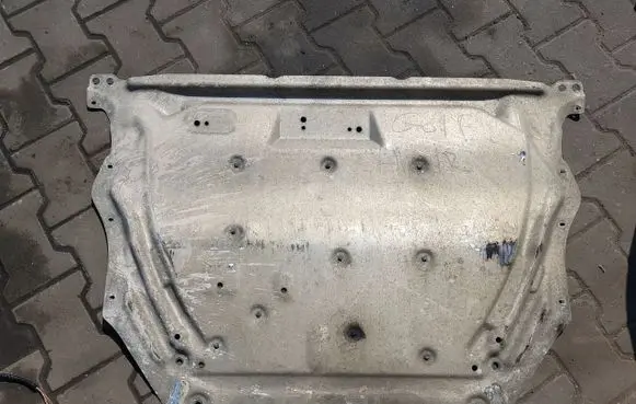 Volkswagen Golf VI Engine splash shield/under tray 5K7825235
