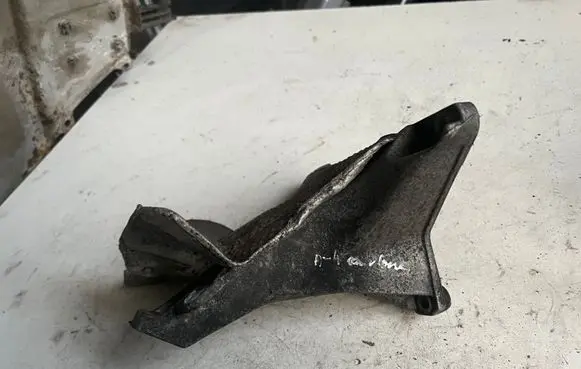 Audi A4 S4 B5 8D Engine mounting bracket 8D0199308F