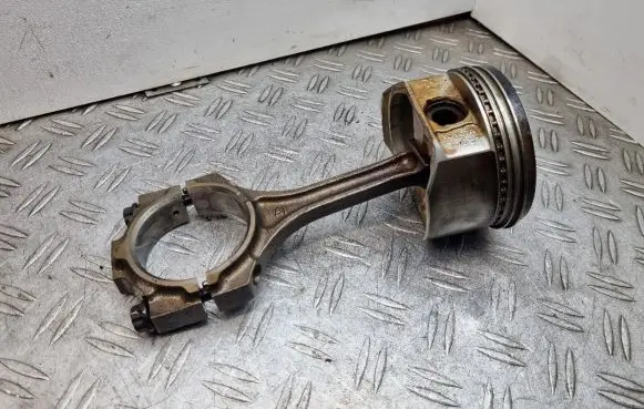 Toyota Land Cruiser (J100) Piston with connecting rod 50051