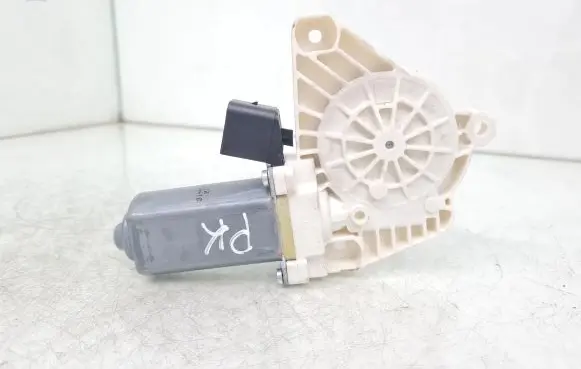 Mercedes-Benz CLS C218 X218 Front door window regulator motor A2078200642