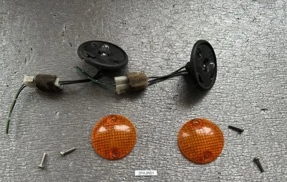 Mitsubishi Pajero Front fender indicator light MB831091