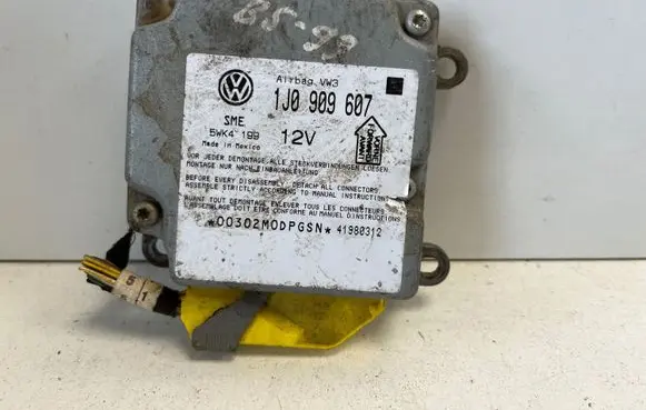 Volkswagen PASSAT B5 Airbag control unit/module 1J0909607