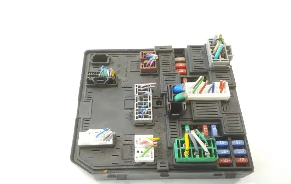 Nissan Qashqai Fuse module 284B75NA1A