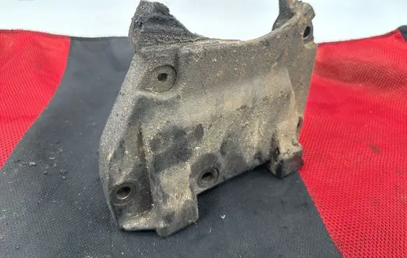 Engine mounting bracket