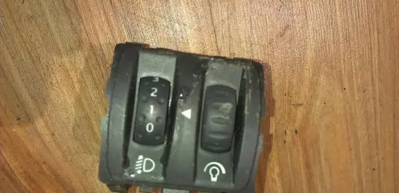 Renault Scenic II - Grand scenic II Headlight level height control switch 8200121805B
