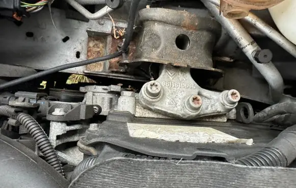 Peugeot 2008 I Engine mount bracket 9683181180