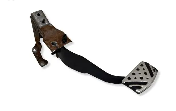 Mitsubishi Pajero Brake pedal 7A13